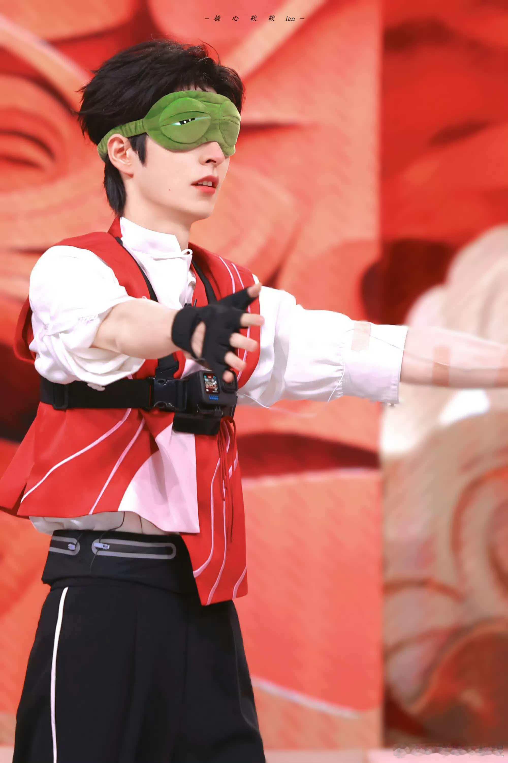 文韬解锁新身份：好六街扫地机器人！蒙眼抓人机械感拉满，精准追踪的样子笑不活了🤪