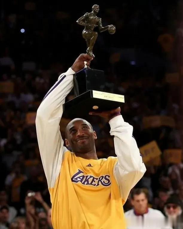 科比职业生涯为什么只有一个MVP？
伯德在08年接受采访（科比拿mvp前）：“当