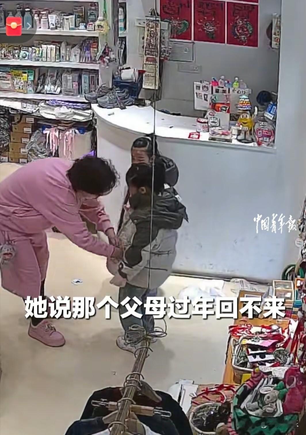 “太暖心了，这个冬天不冷了”。
这事发生在天津，一名6岁的小女孩带着妹妹来买衣服