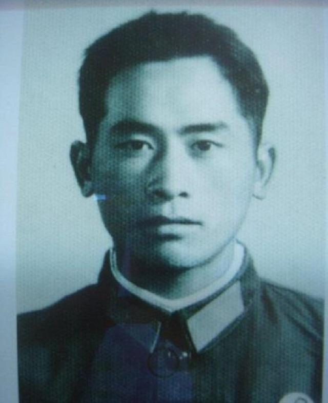 1997年，一名女子无助地找到军队老领导，请求他救救自己的父亲，这位父亲曾是特级