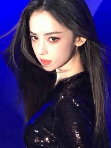 娜扎颜值盛宴娜扎黑长直未来科技感黑长直搭配未来科技感造型，娜扎颜值狠狠出圈，利落