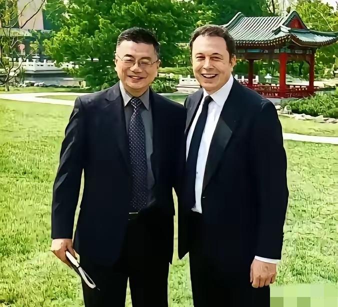 太意外！全球狂傲的马斯克，唯独对这位上海老同学甘拜下风。
​​在国际商界，马斯克