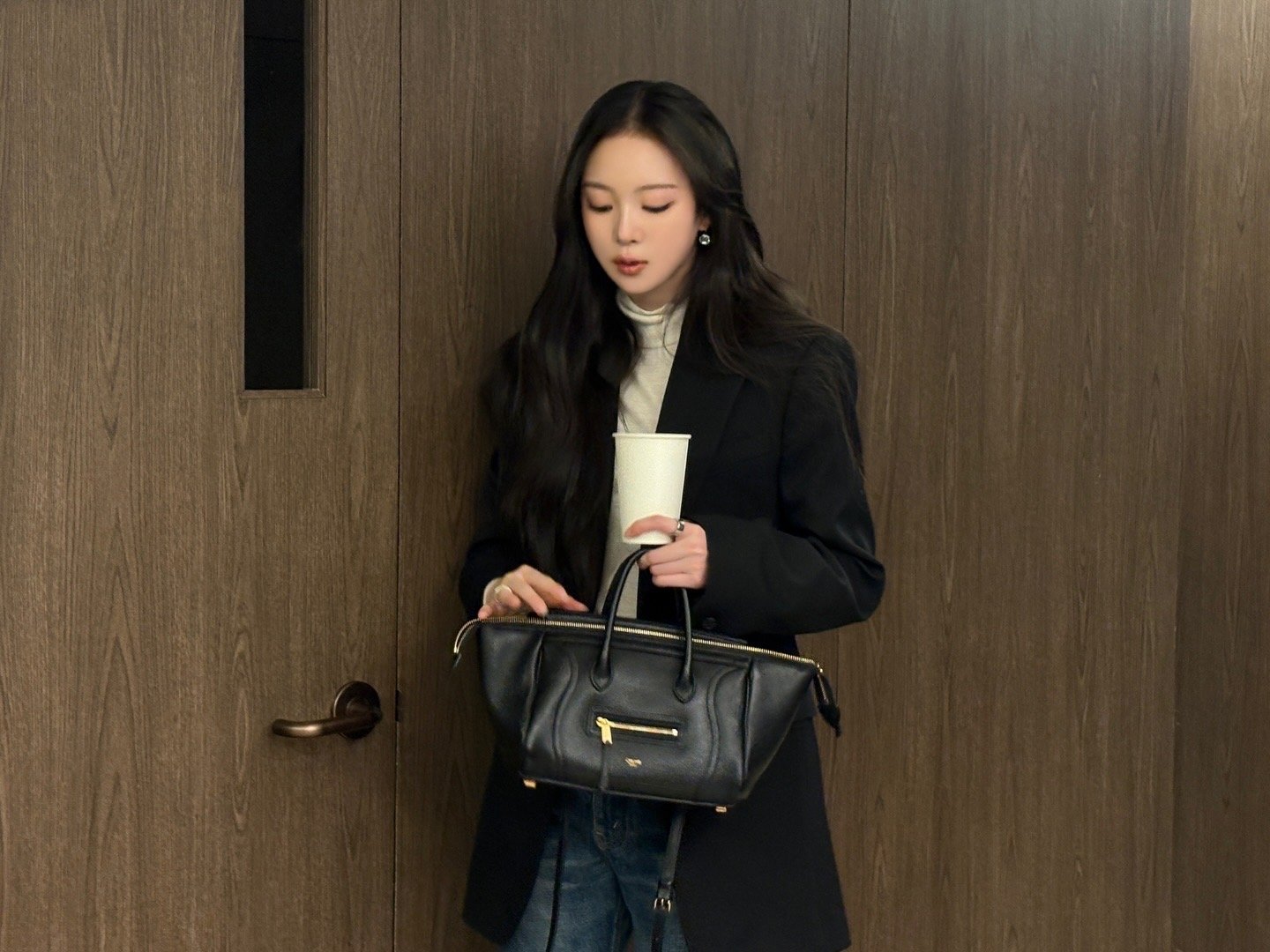 Meovv Narin 冬日穿搭格调，CELINE NEW LUGGAGE黑色小