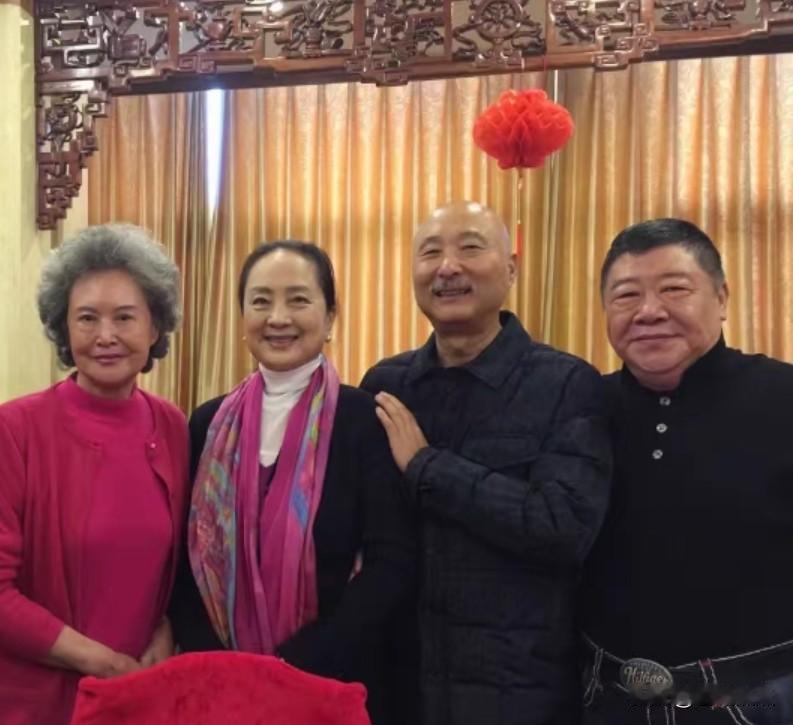 中间两位是张金玲和陈佩斯，八十年代初，他俩在喜剧影片《瞧这一家子》中饰演姐弟，令