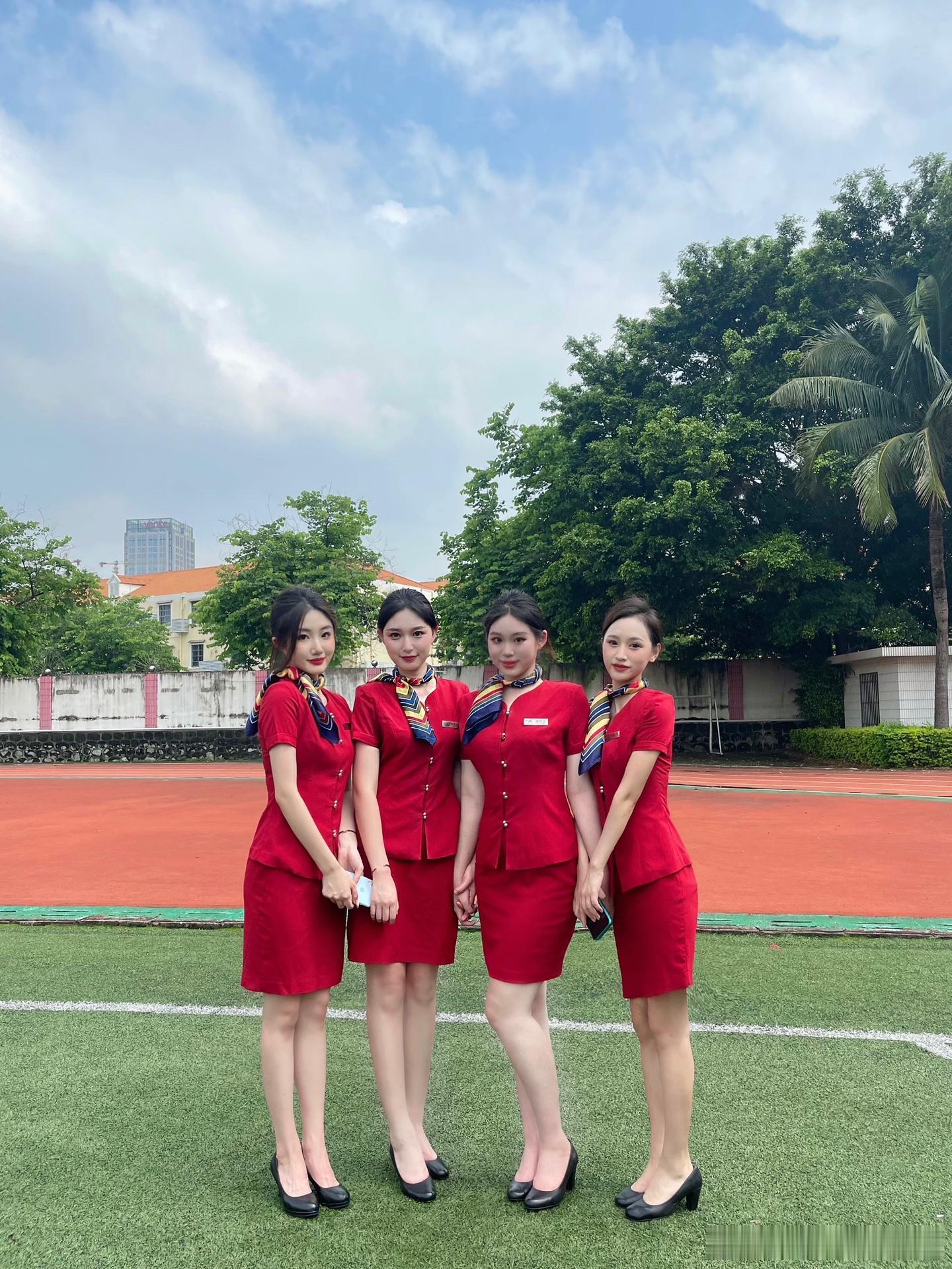 空乘专业小姐姐的毕业照，气质非凡～ ​​​