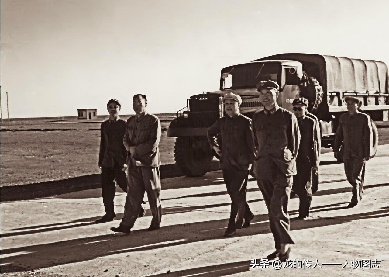 1964年，钱学森（左三）协助张爱萍（前右）组织实施“东风二号”导弹发射试验任务