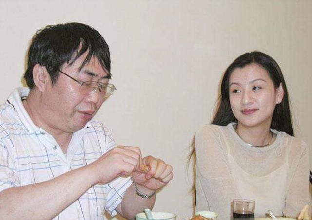 1990年，棋圣聂卫平教王刚的妹妹王静下围棋，一不小心王静怀孕了：“聂哥哥，我怀