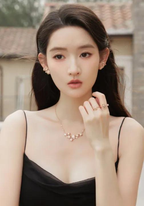 春夏服饰焕新季王玉雯的黑裙造型，尽显优雅魅惑