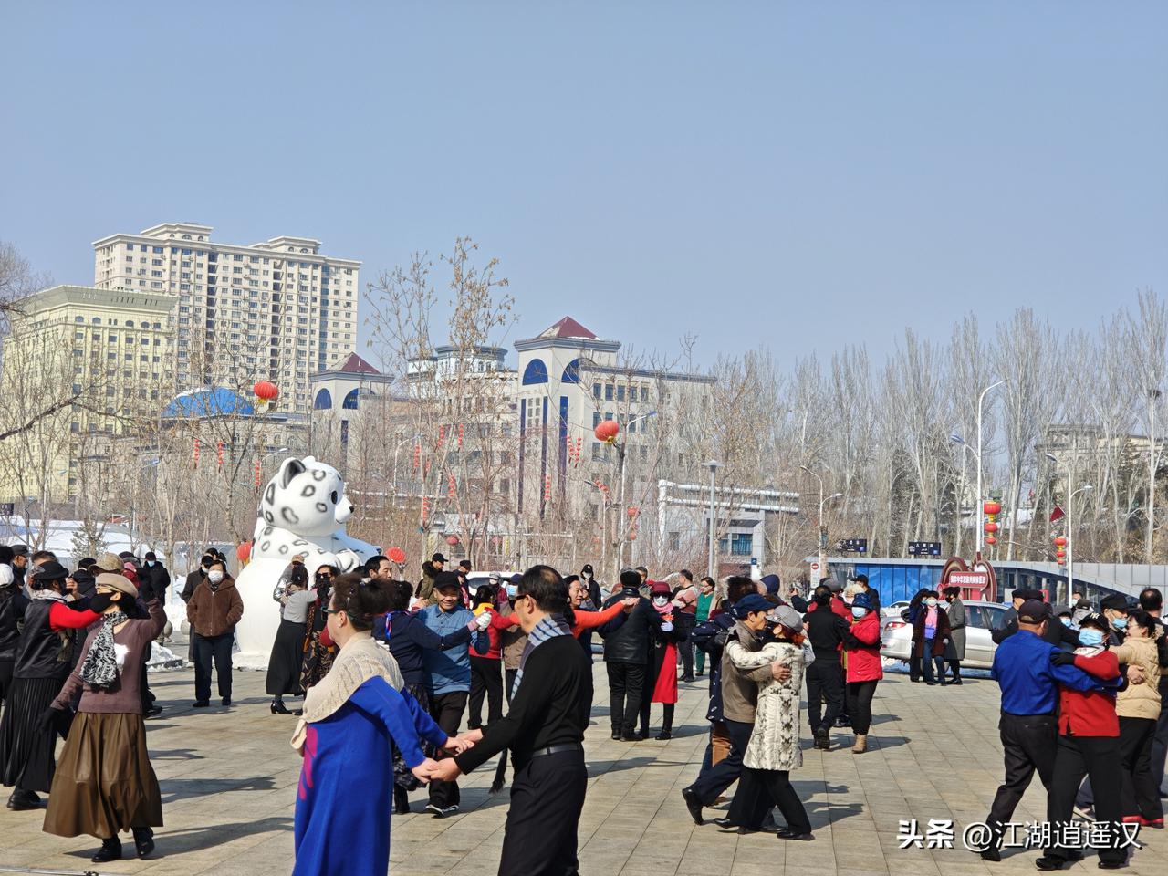 暖暖的阳光下，广场上的人们挽起手、踏着节拍起舞，欢声笑语在清冽的空气里荡漾。雪豹