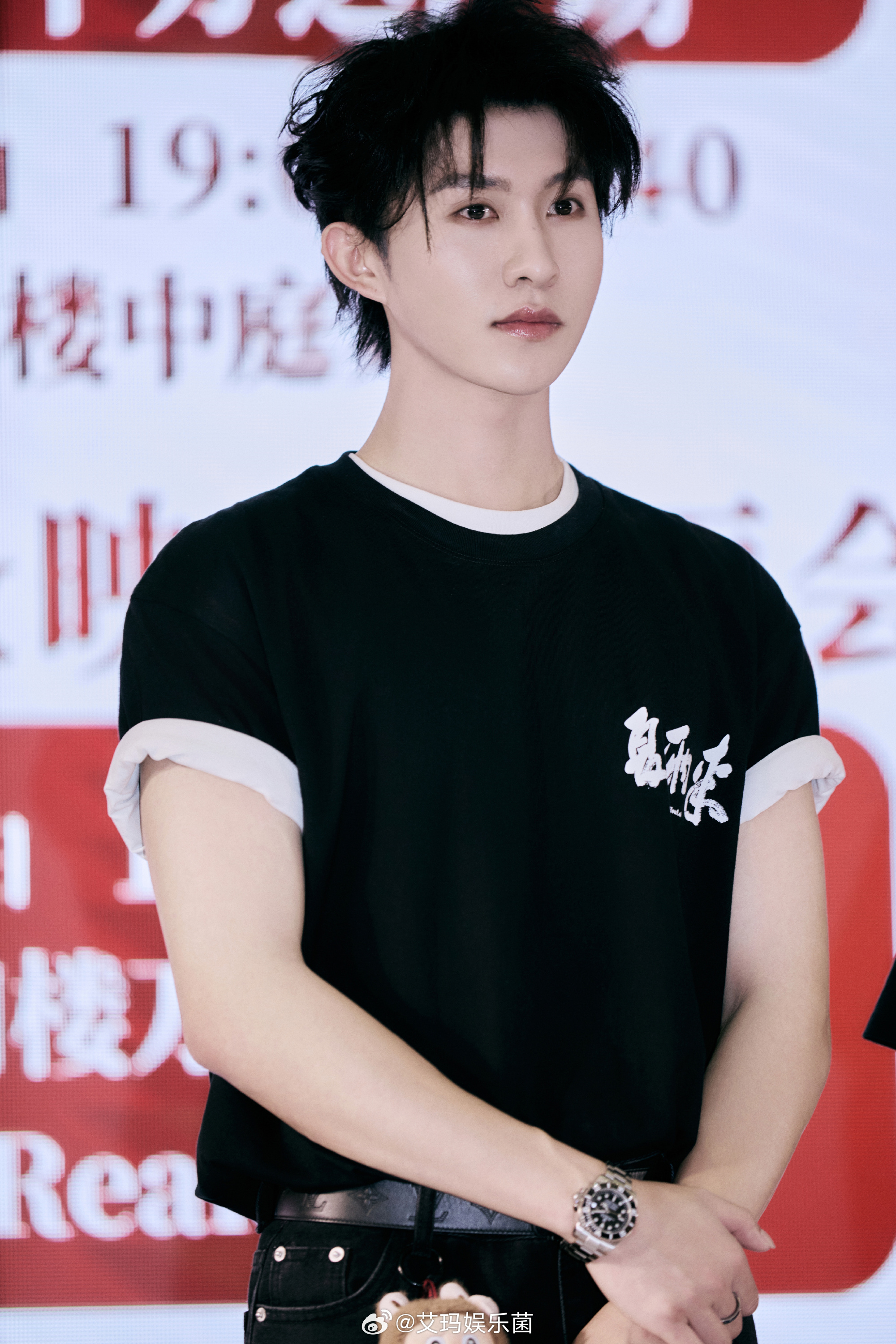 在2025年看到了22岁的张集骏 男演员还是原生脸好看，不然看着好奇怪 ​​​