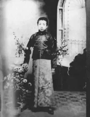 背诵古诗
        周总理6岁时被送进了家塾馆，老师看着眼前这个聪明伶俐的