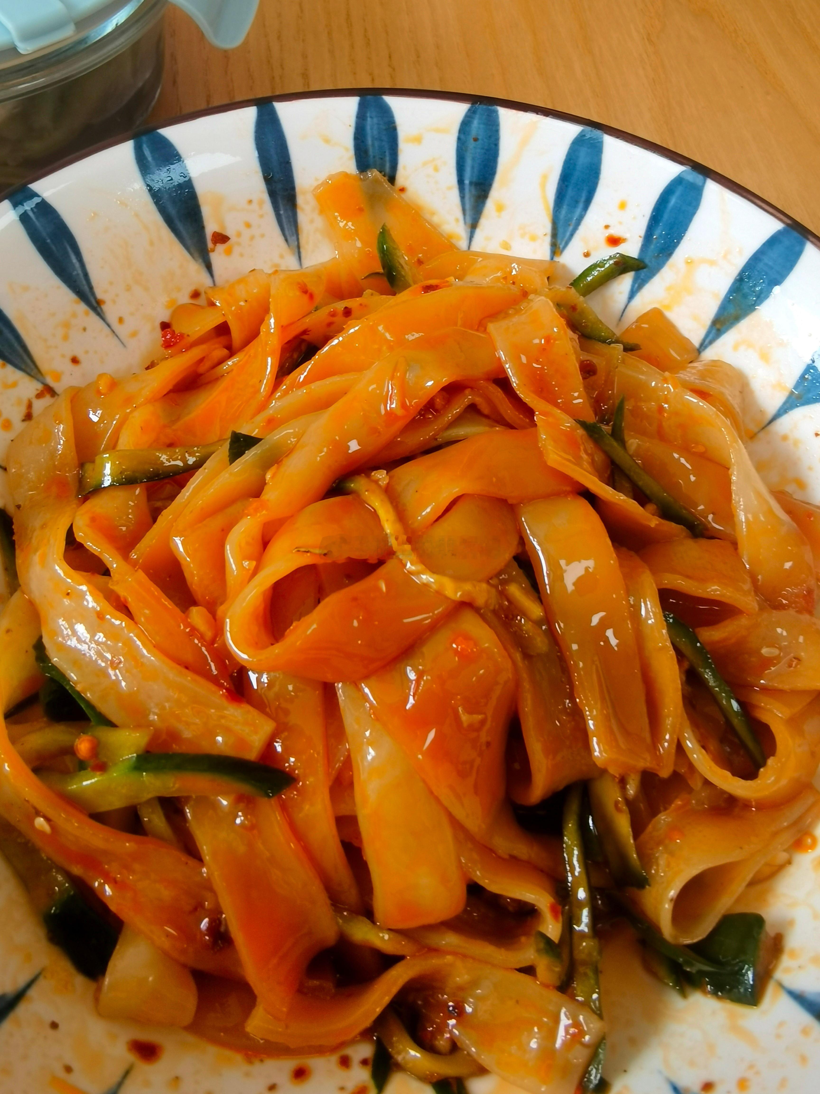 早餐：汉中凉皮、鸡汁干丝。今早要煲汤、煮粥、做菜，没办法煮面条了。家里正好有速食