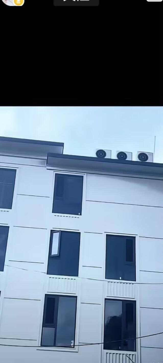 全红婵家在村外的那个房子已经开始安空调了，品牌是海尔卡萨帝中央空调，楼顶横向安装