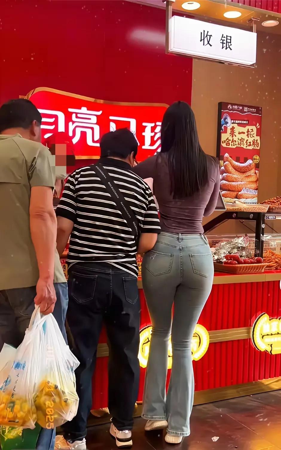 好奇！
为啥女生长得漂亮，身材又高挑，这么好的条件为啥找个又矮又小个的老公？[w