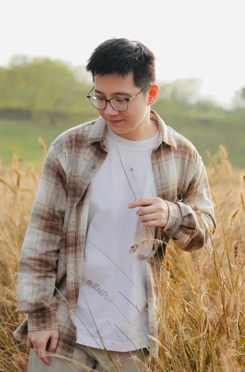 优秀丈夫的品质丰富而多维：他体态匀称，既不过于瘦弱也不显臃肿；身高适中，既不显得