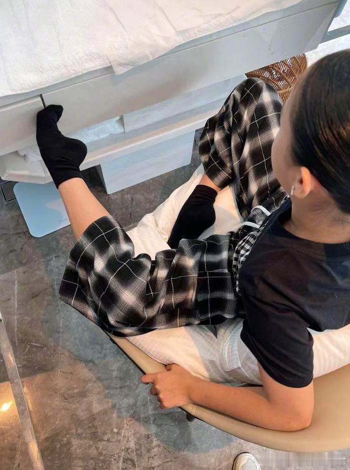 孙俪说小花化妆压脚背 孙俪晒小花跳舞背影照 看孙俪晒的小花，化妆时压脚背，舞台跳
