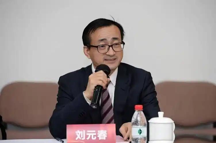 终于有人敢说真话！居民消费率持续低迷，根本不是没钱，是分配出了问题。

这些年，