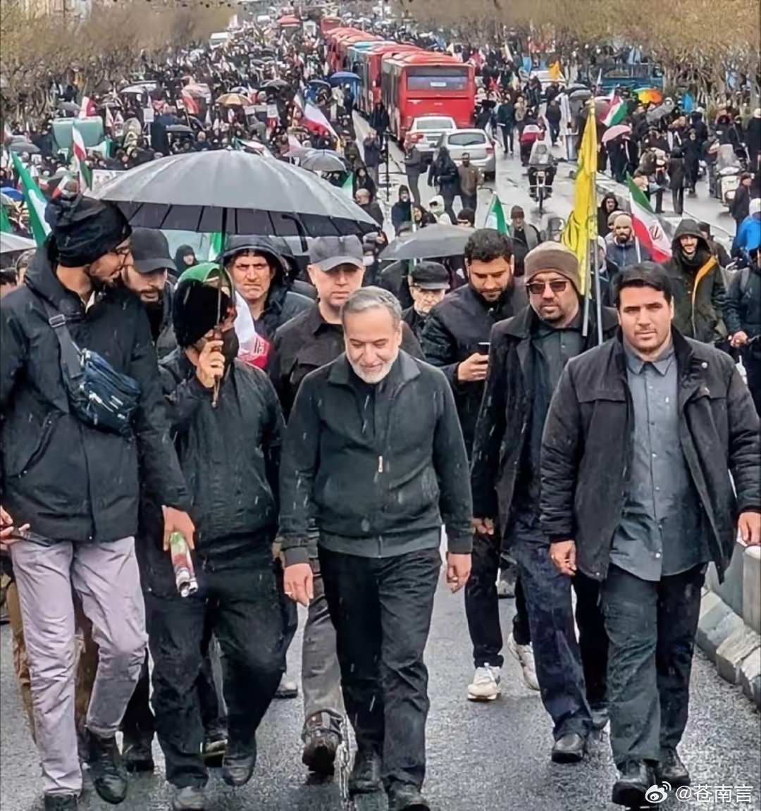 伊朗总统走上街头伊朗总统马苏德·佩泽什基安今天在德黑兰参加了纪念国际圣城日（声援