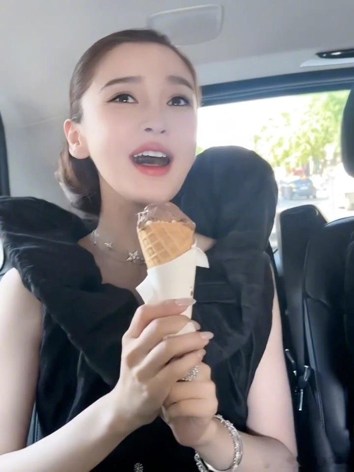其实对于Angelababy来说能复出已经是万幸，同样问题张嘉倪连复出机会都没有