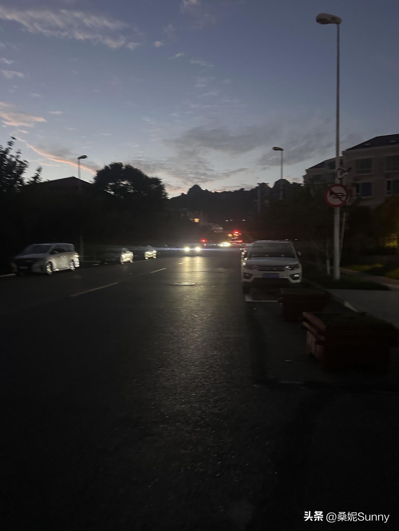 青岛崂山区的路政也太节约用电了，天都这么黑了，路灯也不亮。难道就是要等到晚七点吗