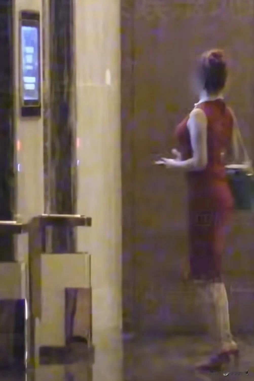 不扒不知道，一扒崩溃掉！
知情人透露，该女子与包文婧认识，包贝尔与女子在2024