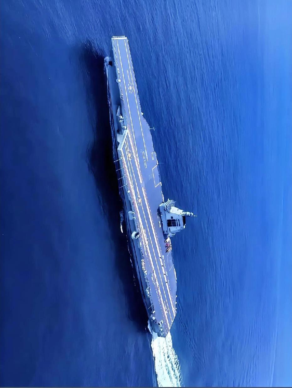 航母真正的厉害之处，从来不是炸得有多狠，而是它是移动的国土。有了航母，我们的战机