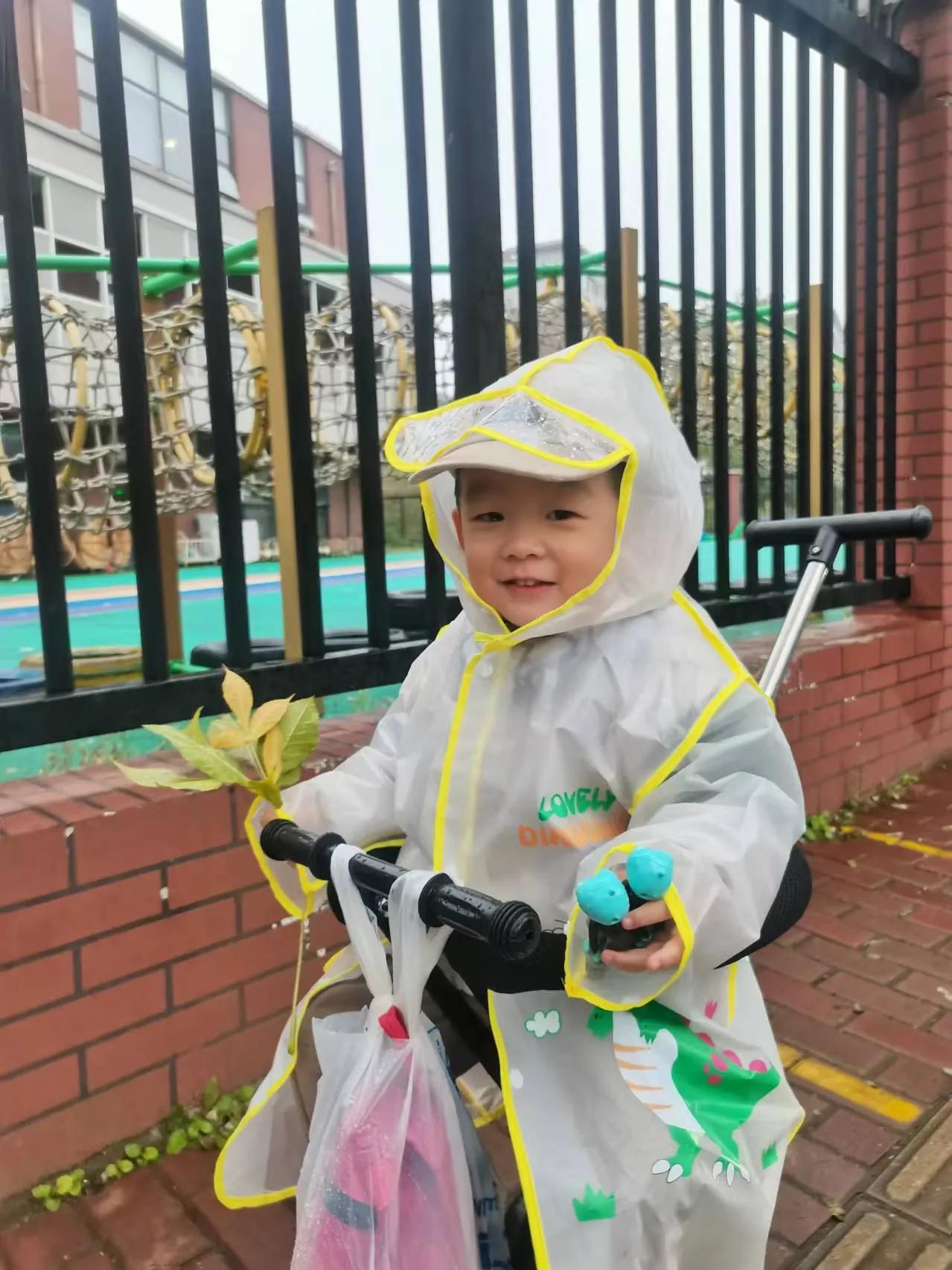 大孙子去幼儿园时间到，外面的雨淅淅沥沥。
老伴：今天下雨还去不去幼儿园？
大孙子