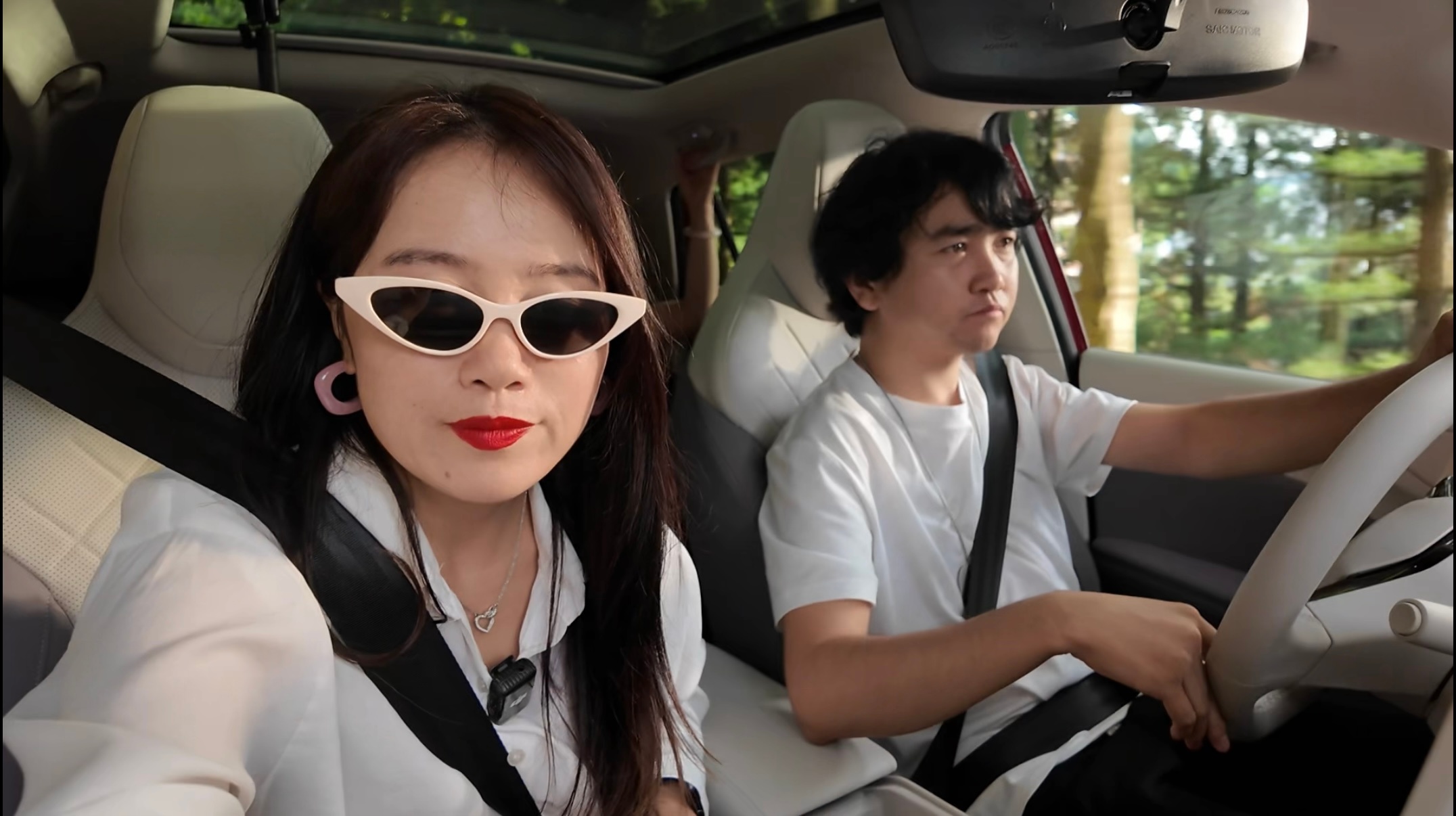 晚安我的小车车[嘻嘻]我也不说每次和新智KK穿衣服颜色都挺统一[允悲]好像就心照