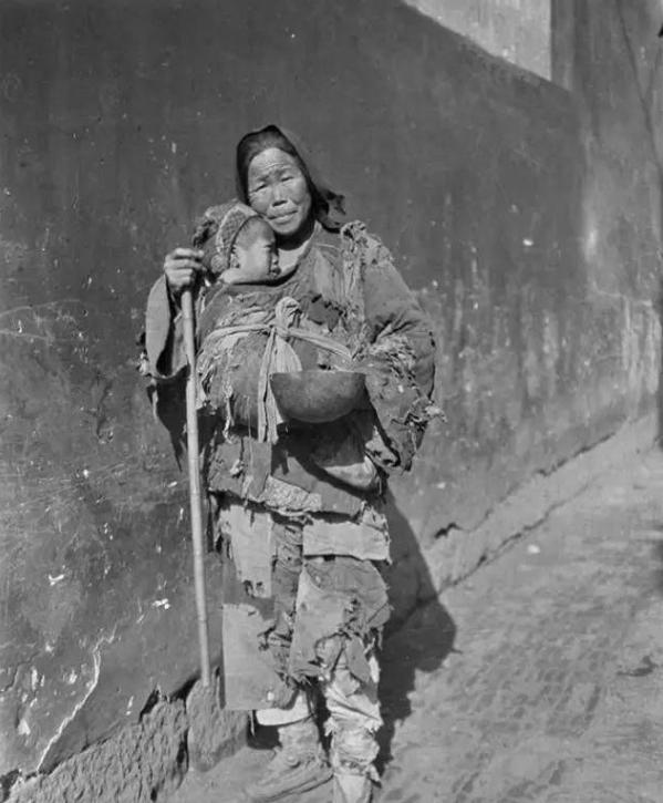 1949年，湖南平江解放后，有一个乞丐模样的妇人，径直走进了县委大院，当门口的守