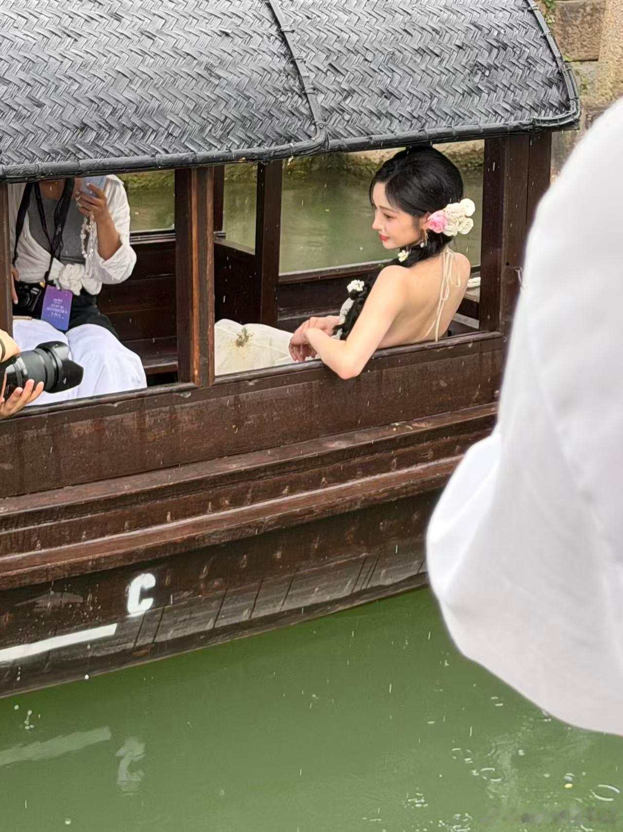 周洁琼江南美人具像化了细雨乌篷船配上簪花编发，水雾漫过周身，一袭浅白长裙衬得眉眼