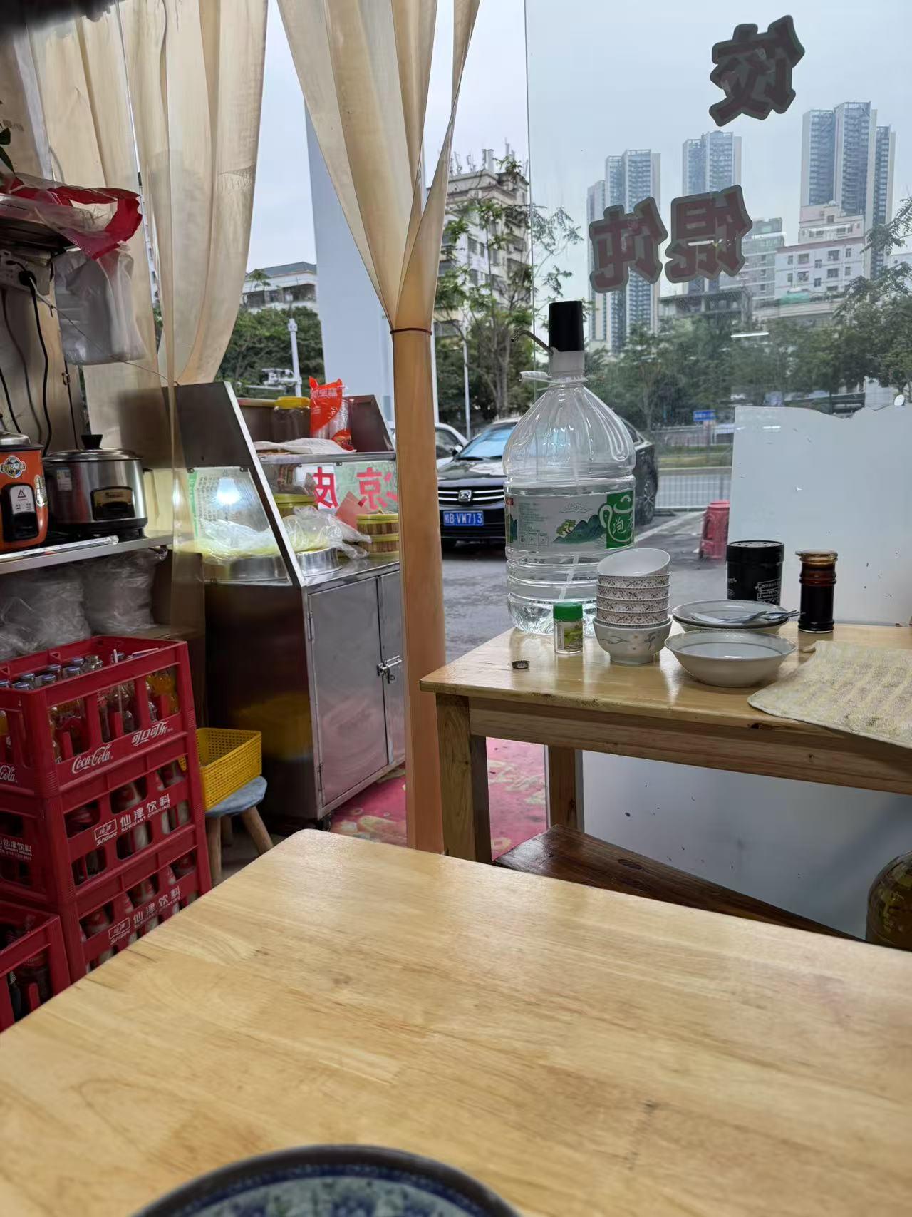 我最近几天，都在这家店吃饭，这个小伙子的反应，让我感觉到他是正活人生最差的境遇里
