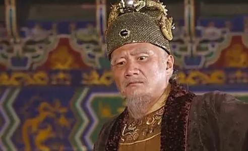 朱元璋的大舅子叫郭德成，是个人精。一次，朱元璋把他叫进宫，假意问道：“你功劳不小