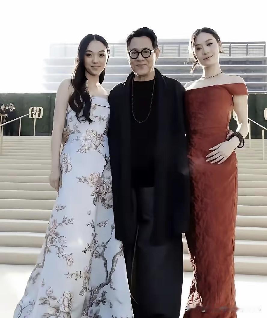 李连杰的两个女儿继承利智的高颜值，为什么很少在娱乐圈发展？