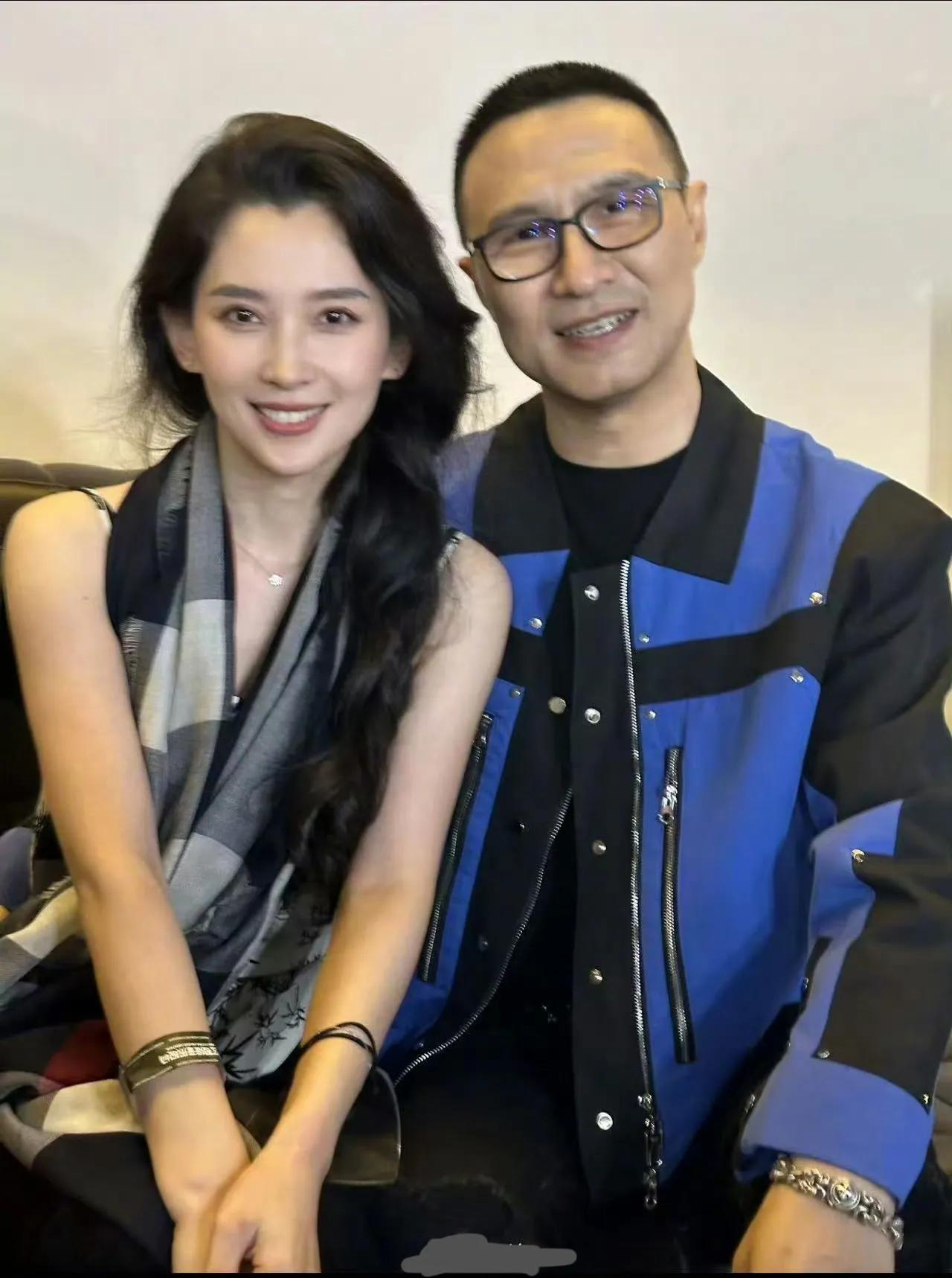 汪峰害怕了，连忙回应与宁静牵手原因，晒与森林北的合照，说我们两人好着呢！大家别猜