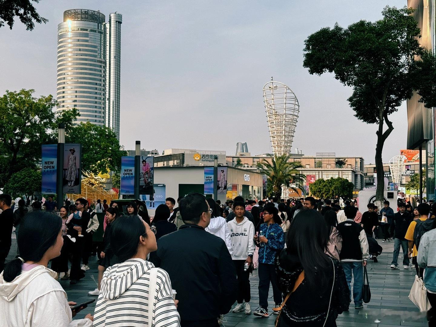 #五一假期是捅了人窝吧#今天的天一广场真是捅了人窝了啊，人多到离谱！！饭店排队都