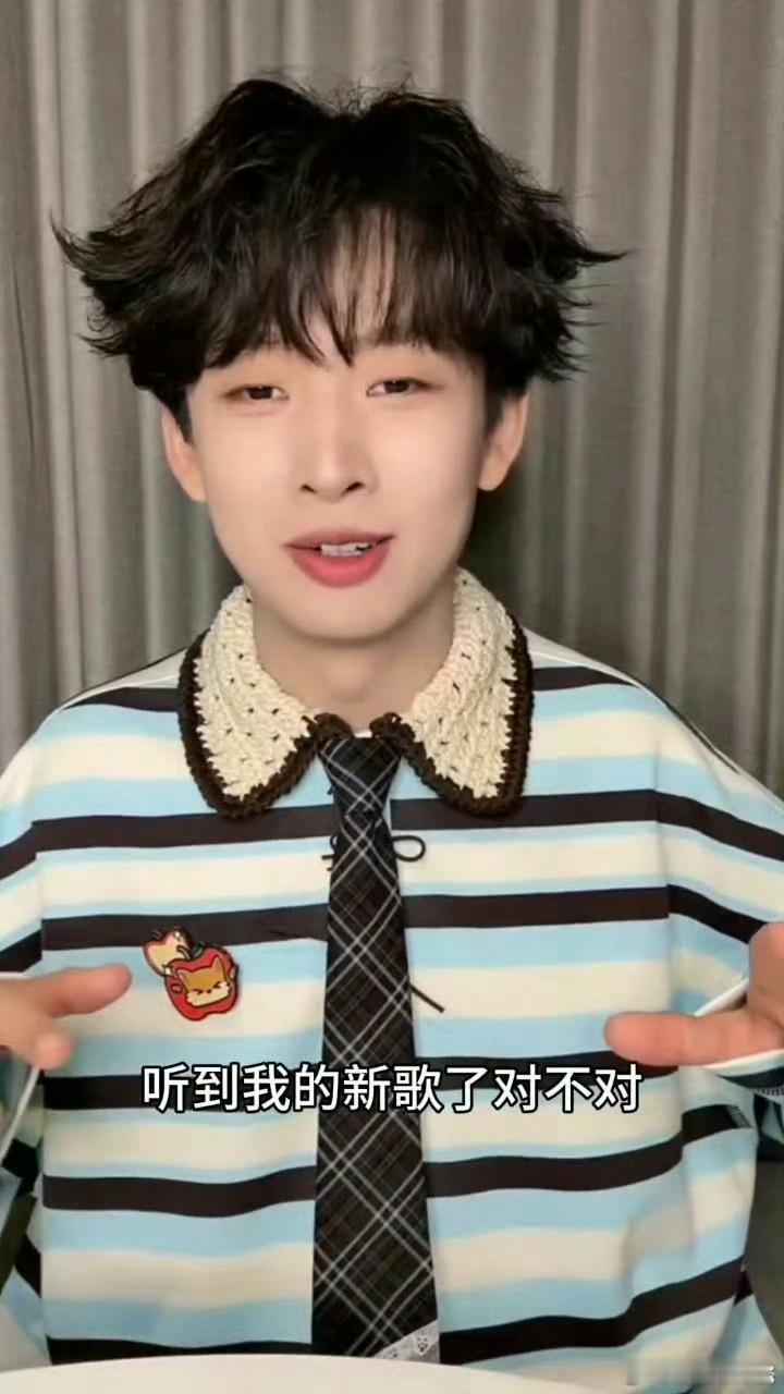 齐思钧生日直播变KTV现场小齐生日直播放着《喂你好吗》，新歌新书相伴，这个生日也