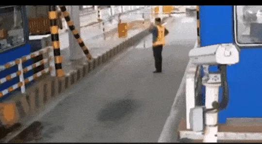 这车里的人要是死了或者重伤了，收费站有责任吗？