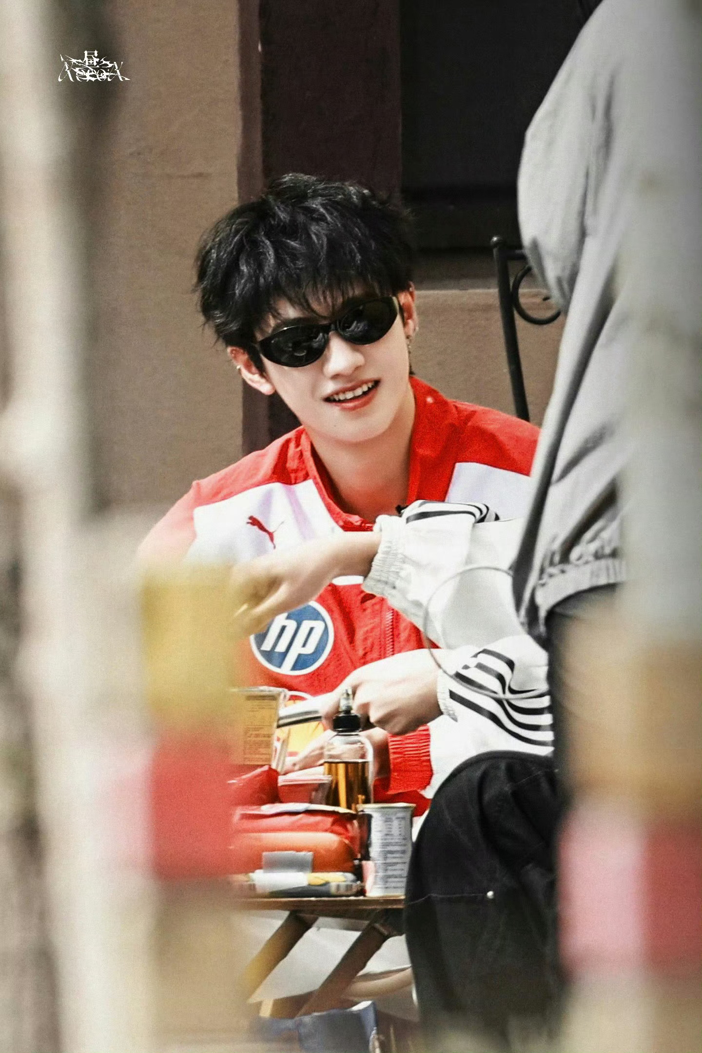 朱志鑫赛车服 朱志鑫综艺《一路向海的少年》路透，身穿PUMA × Ferrari