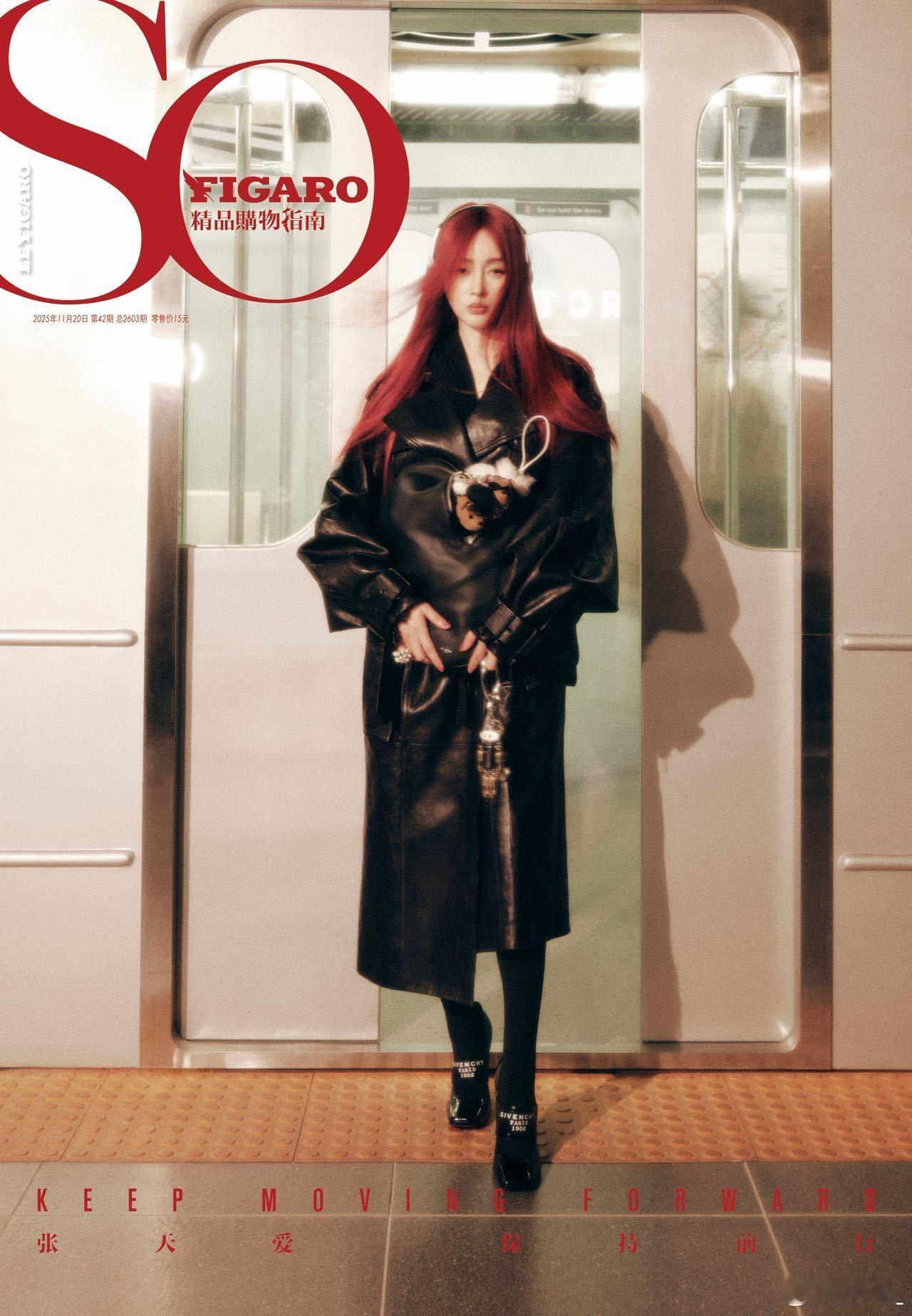 红发造型自带高光！白色羽翼加身亮相地铁，破碎感与神性完美碰撞，每一帧都氛围感拉满