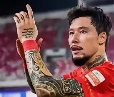 当央视播出国足惨败的画面后，观众们发现了一个奇怪的现象：中国众多男运动员中，只有