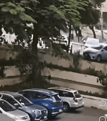 为了抢一个车位，还高空翻，你至于吗[捂脸]