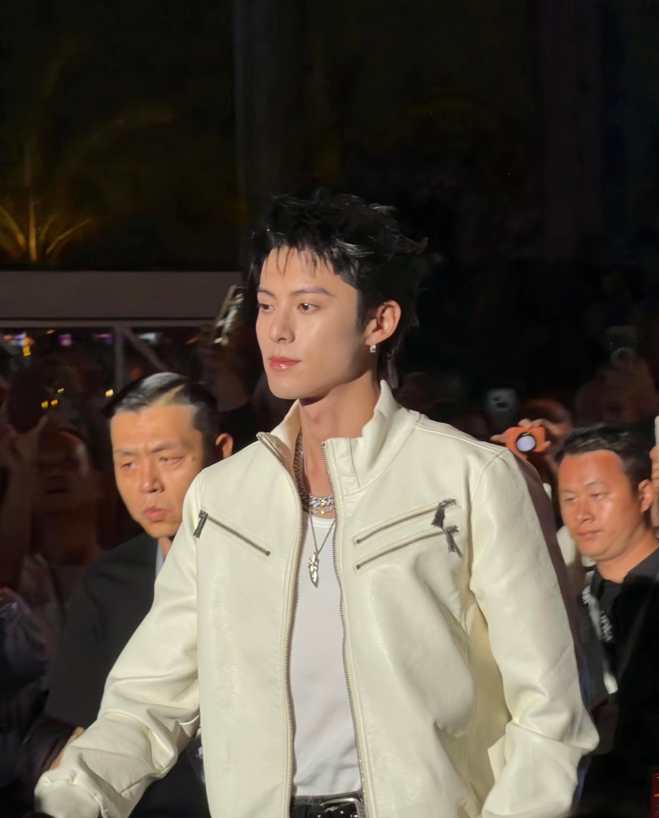 王鹤棣深圳活动状态王鹤棣美式前刺造型 这都帅成啥了 