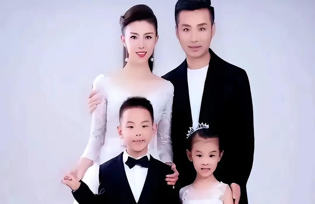 49岁的刘和刚和小10岁的妻子儿女双全，希望他们一家四口永远幸福？