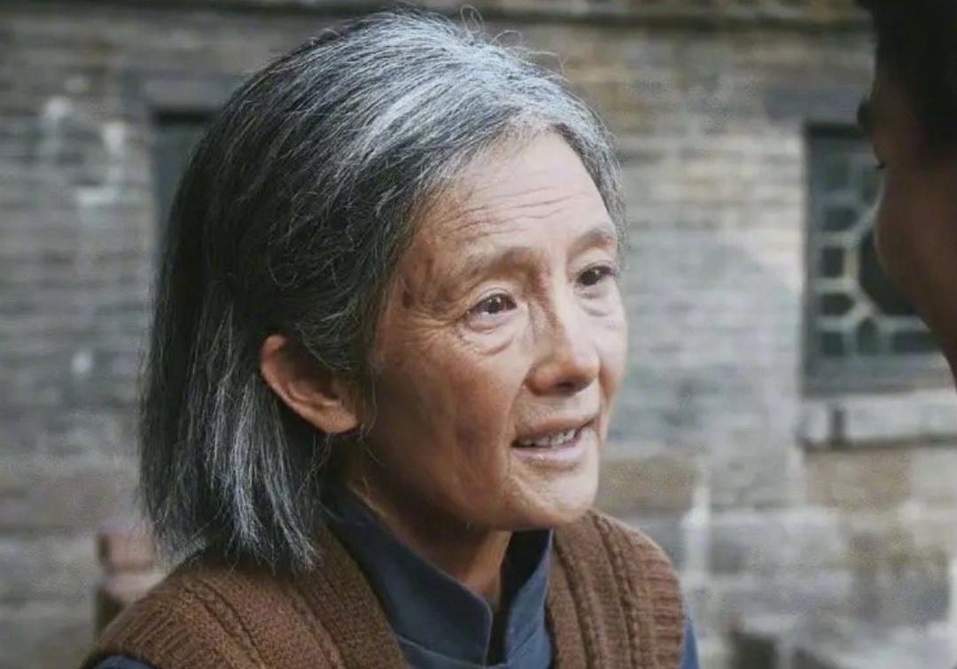 最近，杨幂主演新剧《生万物》热度一路狂飙，不仅收视率爆表，还在各大平台引发热议。