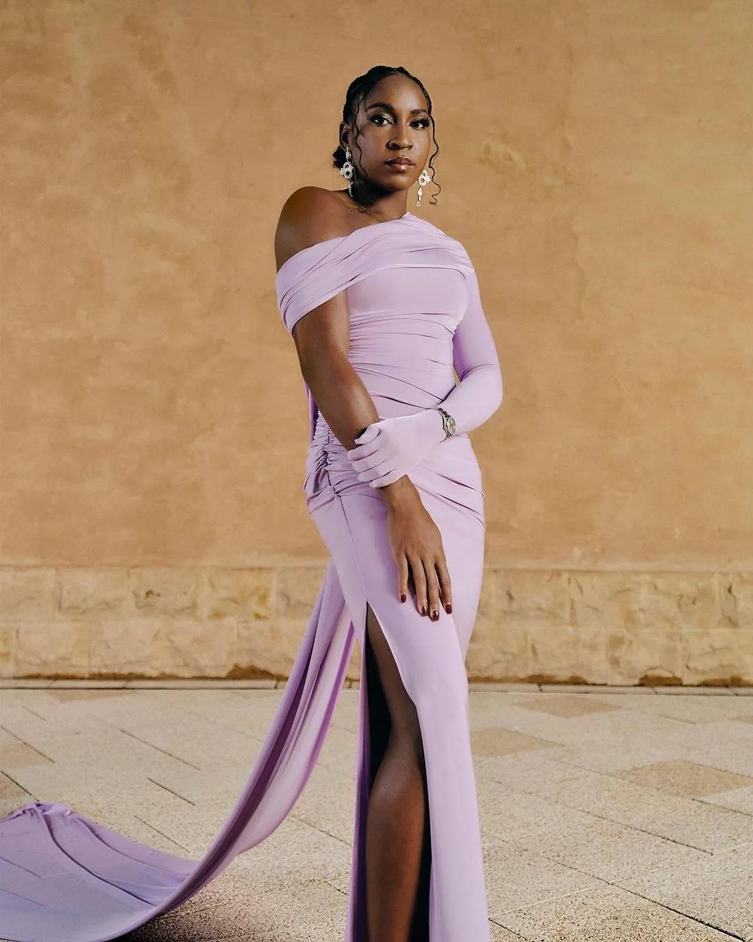 #2024利雅得WTA年终总决赛# 单打选手的合影照，国外球迷认为最佳着装是高芙