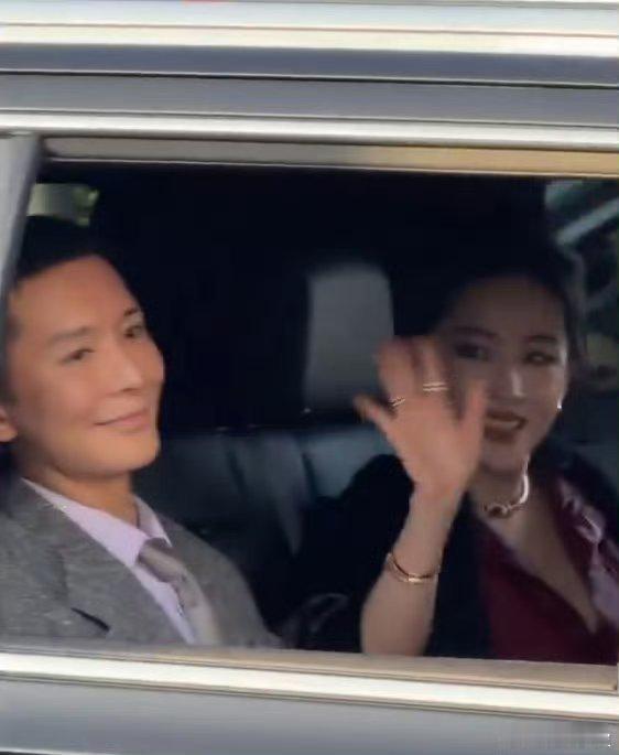 刘亦菲刘冲坐一辆车，还坐在车里与粉丝打招呼啦，和刘冲坐一辆车进场voguewor