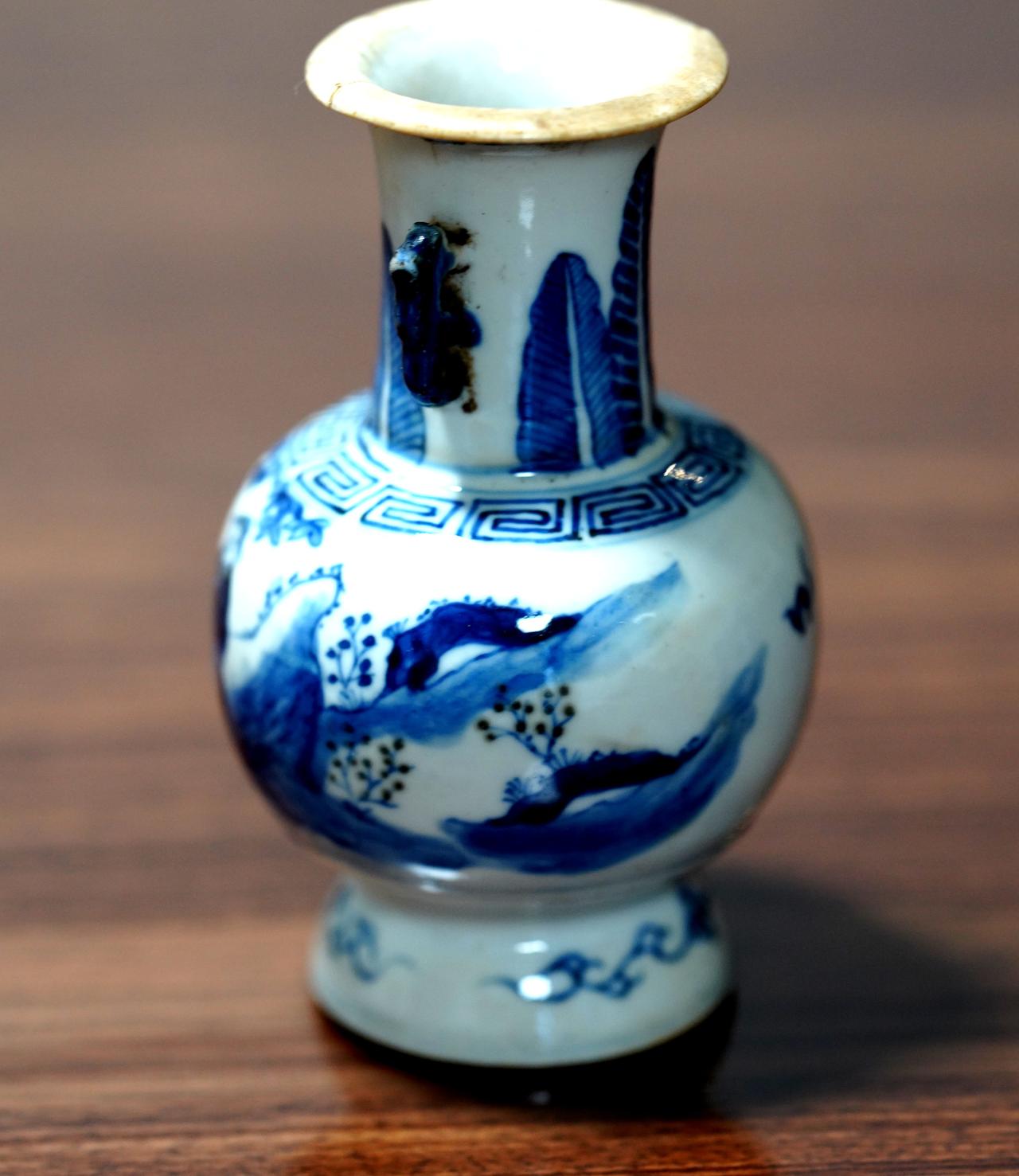 清青花釉里红双耳赏瓶欣赏，口沿有修补。