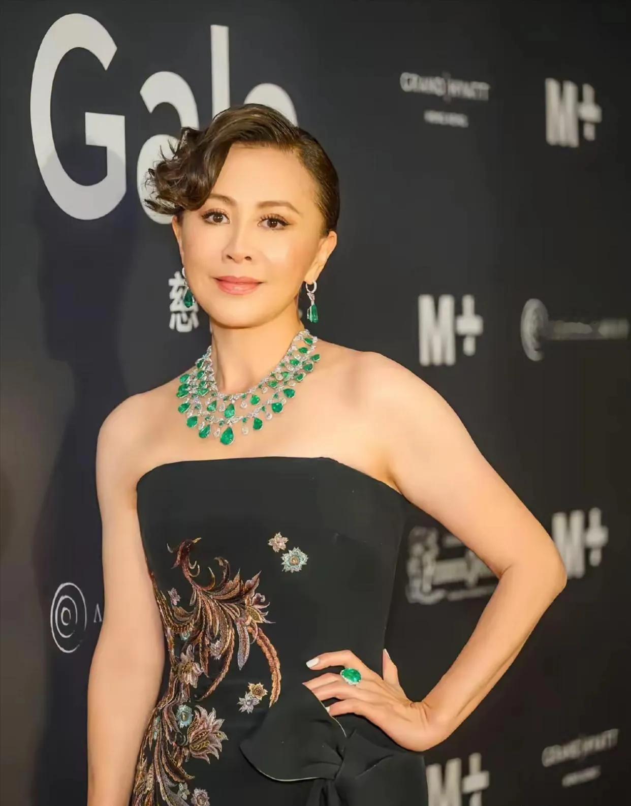 刘嘉玲亮相中秋慈善晚宴，佩戴价值千万的帝王玻璃种翡翠首饰，真是气场全开啊，这翡翠