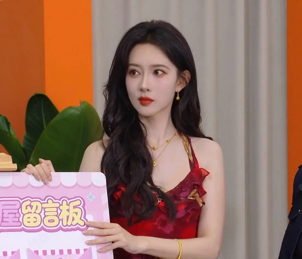 她特别适合这种裙子这种风格，很明艳美人 