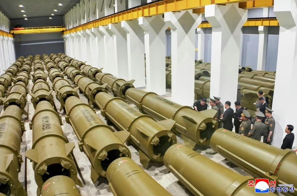 现在这个世界已经不在乎经济啦！都开始展示武力了，朝鲜展示满仓火箭！

工厂多个车